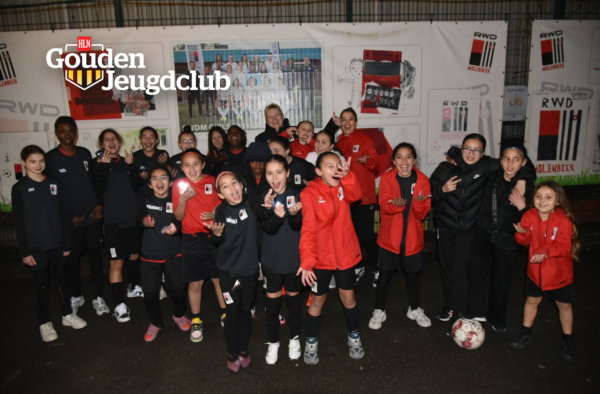 rwdm-girls-uit-molenbeek-met-hun-voorzitter-tania-dekens-achteraan-in-het-midden