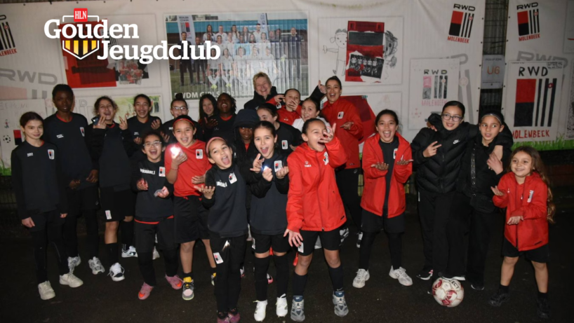 rwdm-girls-uit-molenbeek-met-hun-voorzitter-tania-dekens-achteraan-in-het-midden